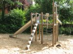 Holzspielgerüst im Sandkasten auf dem Spielplatz Orbweg