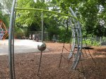 Metallklettergerüst auf dem Spielplatz Schillerstraße