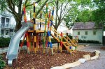 buntes Holzklettergerüst mit Rutsche auf dem Spielplatz Lange Straße / Dammer Straße 