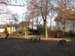 Tischtennisplatte und Wipptiere im Sandkasten auf dem Spielplatz Denkmalstraße / Österreicher Denkmal