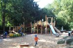 Sandkasten mit Spiellandschaft auf dem Spielplatz Geschlossenes Schöntal