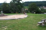 Sandkasten mit Schaukel auf dem Spielplatz Glaserstraße