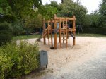 Sandbaustelle mit Rutsche auf dem Spielplatz Hindemithstraße