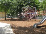 Klettergerüst und Rutsche auf dem Spielplatz Liebigplatz