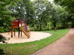 rot-gelbes Spielgerät auf dem Spielplatz Kapuzinerplatz