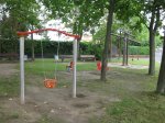 Kleinkinder-Schaukel und Wipptiere auf dem Spielplatz Buchenweg