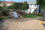 Rutschenhügel und Sandspielfläche auf dem Spielplatz Preußenweg