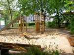 Sandkasten mit Rutsche auf dem Spielplatz Röderweg / Kneippstraße