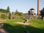 Rutschenturm auf der grünen Wiese auf dem Spielplatz Südring / Clemensheim