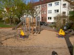 Sandkasten mit gelben Wipptieren auf dem Spielplatz Untere Fischergasse