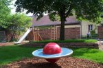 rote Wippscheibe auf dem Spielplatz Webergasse