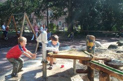 Viele der Spielplätze verfügen über eine Matschanlage