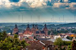 Aschaffenburg mit Hintergrund Frankfurter Skyline; © Kongress- und Touristikbetriebe, Till Benzin