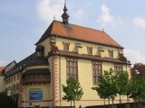 Die Kunsthalle Jesuitenkirche vom Marktplatz betrachtet. 