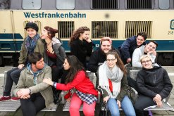 Die Theatergruppe der Beruflichen Oberschule posiert für ihr Stück „Wer versteht hier Bahnhof“ auf dem Aschaffenburger Hauptbahnhof (© FOS/BOS Aschaffenburg)