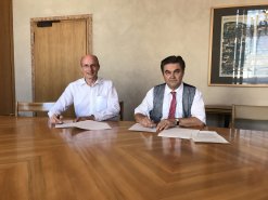 Oberbürgermeister Klaus Herzog und der Bürgermeister des Marktes Goldbach, Thomas Krimm, bei der Unterzeichnung der Vereinbarung im Aschaffenburger Rathaus.