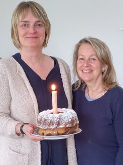 Bettina Kaufmann und Sabine Eisenschien-Hanesch (v.l.) freuen sich über ein erfolgreiches erstes Jahr im Familienstützpunkt Schweinheim