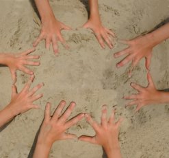 Spielende Hände im Sand