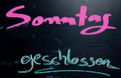 Schild Sonntag geschlossen