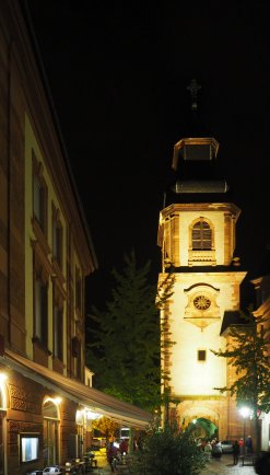 Der beleuchtete Turm von der Sandgasse aus gesehen