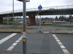 Neuer Haltegriff an einer Fußgängerampel