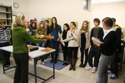 Führung einer Schulklasse durch das Stadt- und Stiftsarchiv