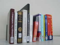 Von A bis Z reichen die Signaturen in der Bibliothek