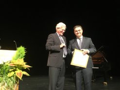 Oberbürgermeister Klaus Herzog überreicht den Kulturpreis an Dr. Stephan Dessauer. Foto: Katrin Küx, BR