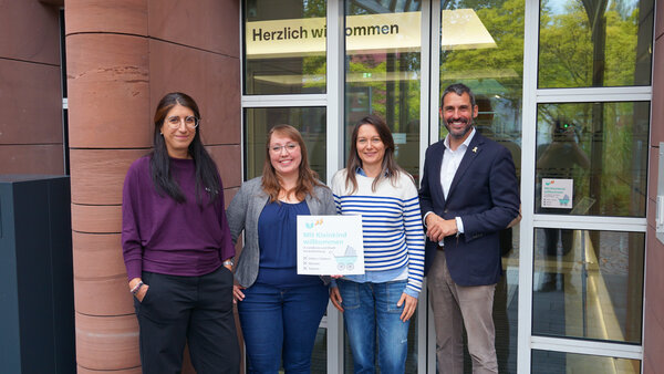 Bild vergr&ouml;&szlig;ern: Gruppenfoto: Leitung des Fachbereichs für präventive Jugendhilfe im Landkreis Katinka Menzel, Geschäftsstellenleitung der Gesundheitsregionplus Monika Gabel, Gleichstellungsbeauftragte des Landkreises Caroline Ruck als die drei Initiatorinnen mit Landrat Dr. Alexander Legler
