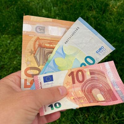 10, 20 und 50-Euroschein in einer Hand