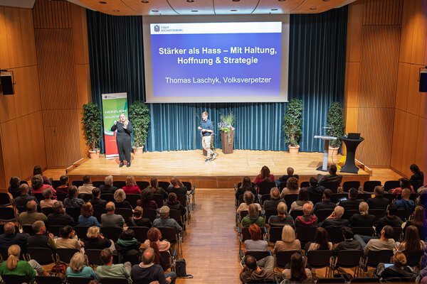 Blick von der Tribüne in den Saal der Stadthalle