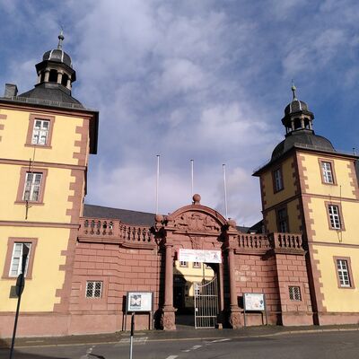 Portal Schönborner Hof, dort ist das Stadt- und Stftsarchiv