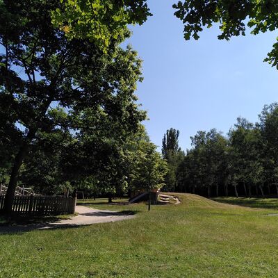 Bild vergr&ouml;&szlig;ern: Wiese mit Fitnessplatz in der Fasanerie
