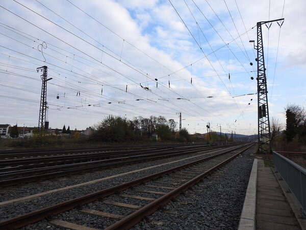 Gleise am Bahnhof