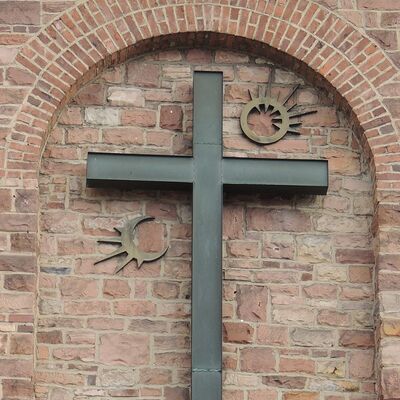 Kreuz an Außenwand einer Kirche