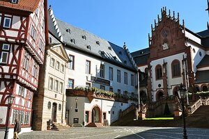 Bild vergr&ouml;&szlig;ern: Stiftsplatz im Sonnenschein