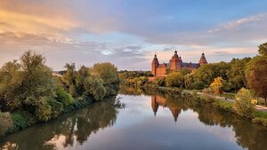 Bild vergr&ouml;&szlig;ern: Mainufer mit Schloss
