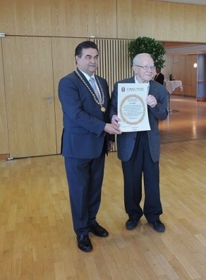 Josef Syndikus mit OB Klaus Herzog beo der Verleihung