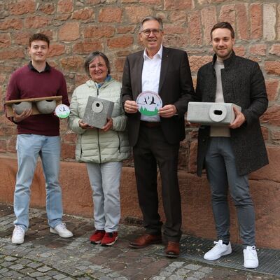 Bild vergr&ouml;&szlig;ern: Die Projektbeteiligten der Initiative „Vogelfreundliche Gebäude“. v.l.n.r.: Andreas Hettler (Amt für Umwelt- und Verbraucherschutz), Johanna Leuschner (LBV), Oberbürgermeister Jürgen Herzing und Jan Hartmann (Amt für Umwelt- und Verbraucherschutz)