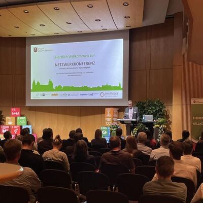 Bild vergrößern: Oberbürgermeister Jürgen Herzing begrüßt die Gäste zur Netzwerkkonferenz
