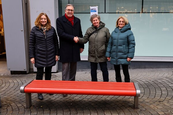 Rote Bank als Mahnung gegen Gewalt