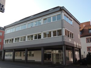 Bild vergr&ouml;&szlig;ern: Das Ordnungsamt in der Wermbachstraße, Blick auf den Eingang von der gegenüberliegenden Straßenseite.