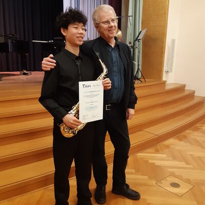 Bild vergr&ouml;&szlig;ern: Benjamin Zhang mit Martin Hummel, dem Sohn des Komponisten Bertold Hummel