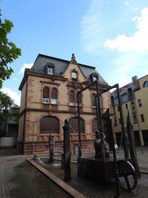 Bild vergr&ouml;&szlig;ern: Zeitwagen“ heißt die Wasser-Skulptur am Wolfsthalplatz. Im Hintergrund das Museum für jüdische Geschichte.