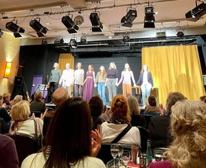 Bild vergr&ouml;&szlig;ern: Theateraufführung „Weiblich geboren“ auf der Spessartbühne in
Mespelbrunn