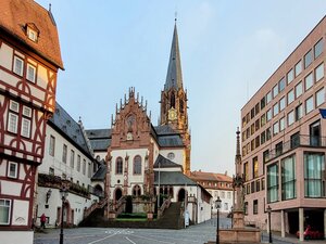 Bild vergr&ouml;&szlig;ern: Stiftsplatz mit Kirche und Rathaus