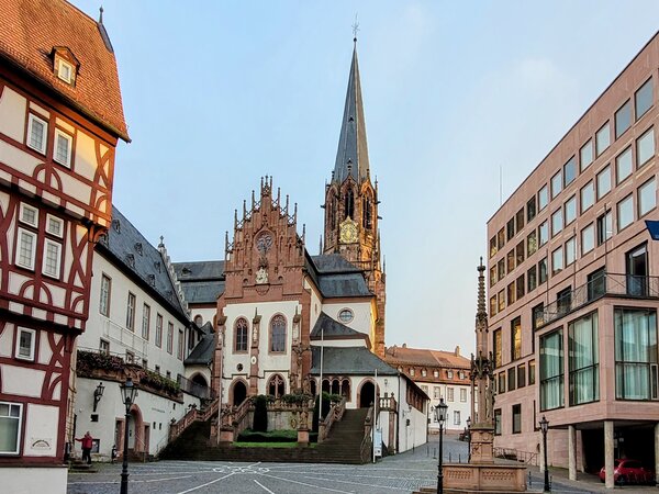 Stiftsplatz mit Kirche und Rathaus