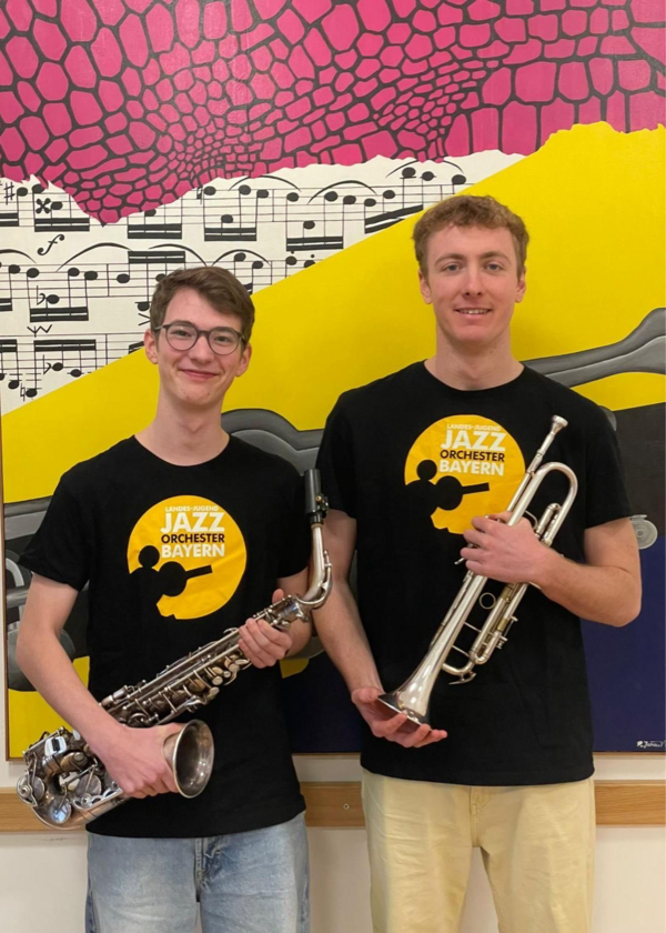 Ruben Stripf (links) mit Saxophon und Vitus Schott mt Trompete