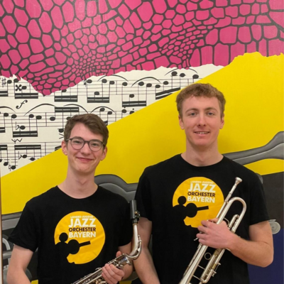 Ruben Stripf (links) mit Saxophon und Vitus Schott mt Trompete