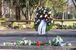 Bild vergr&ouml;&szlig;ern: Kranzniederlegung zum Gedenken an die Opfer der Gewalttat im Schöntal. Kranz ist aufgestellt, davor Blumen und Kerzen.
